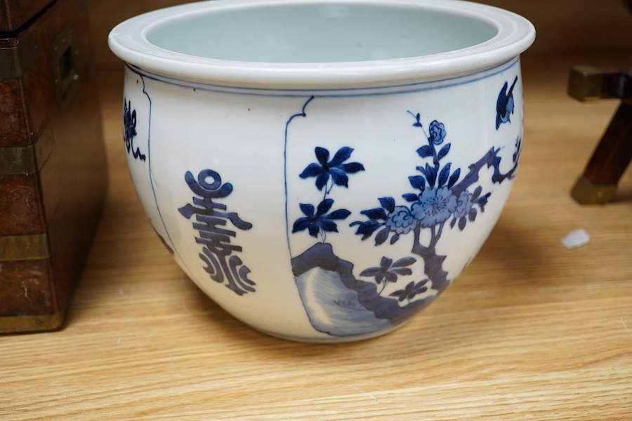 A Chinese blue and white jardiniere, 22cm in diameter